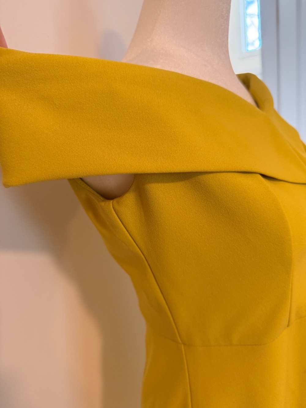 A standout Colour Chartreuse! - Picture 3 of 6